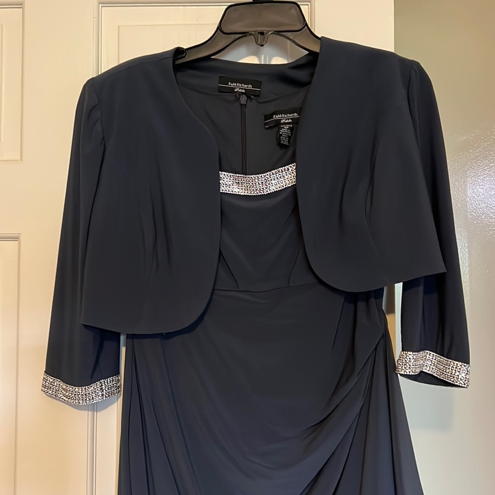 2 piece formal gown. No flaws. True color is in video. Slenderizing.